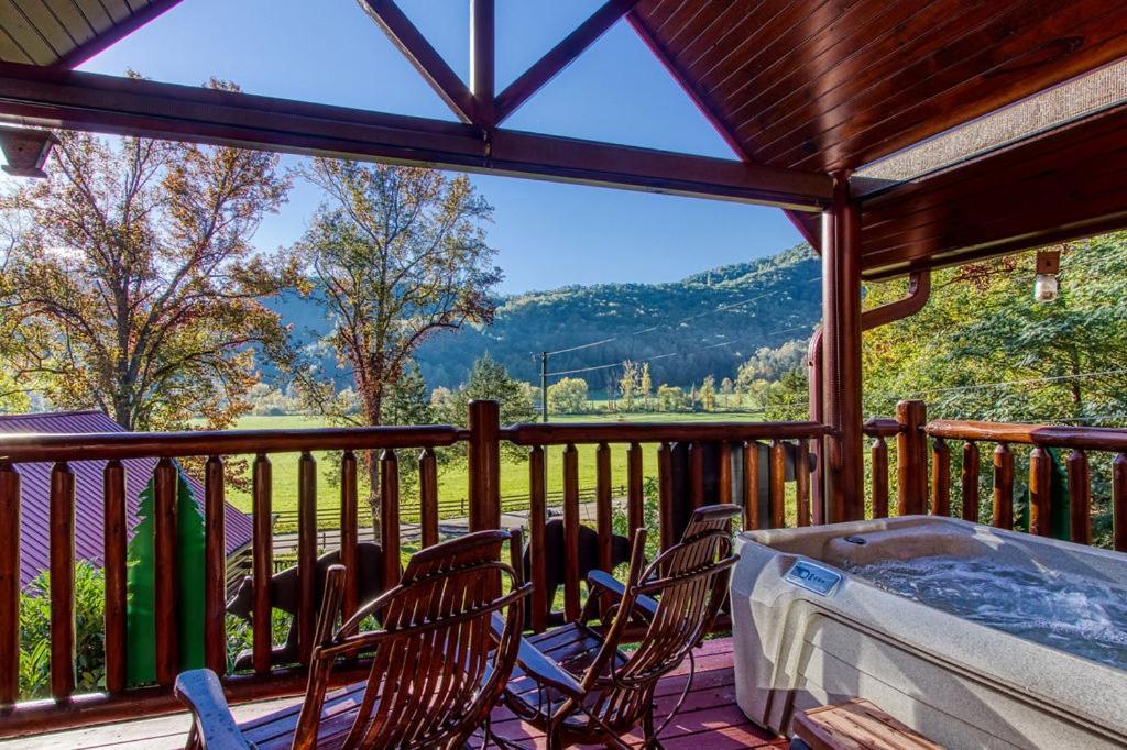 סביירוויל Papa Bear, Hot Tub, Wifi, 1089 Free Tickets Each Paid Day, Dollywood And More מראה חיצוני תמונה